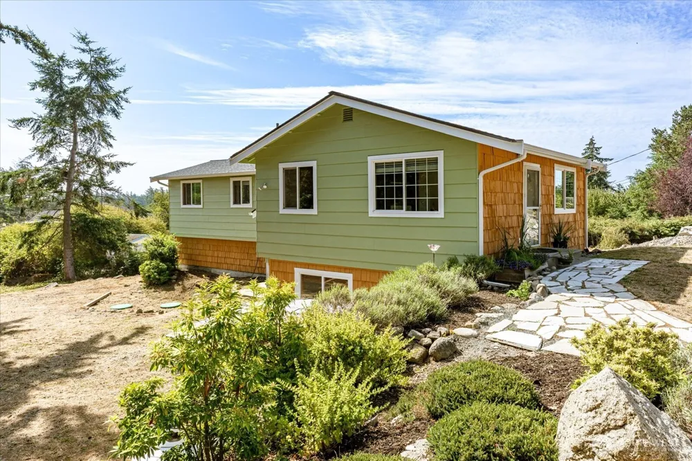 1002 Carl Avenue Oak Harbor, WA 98277