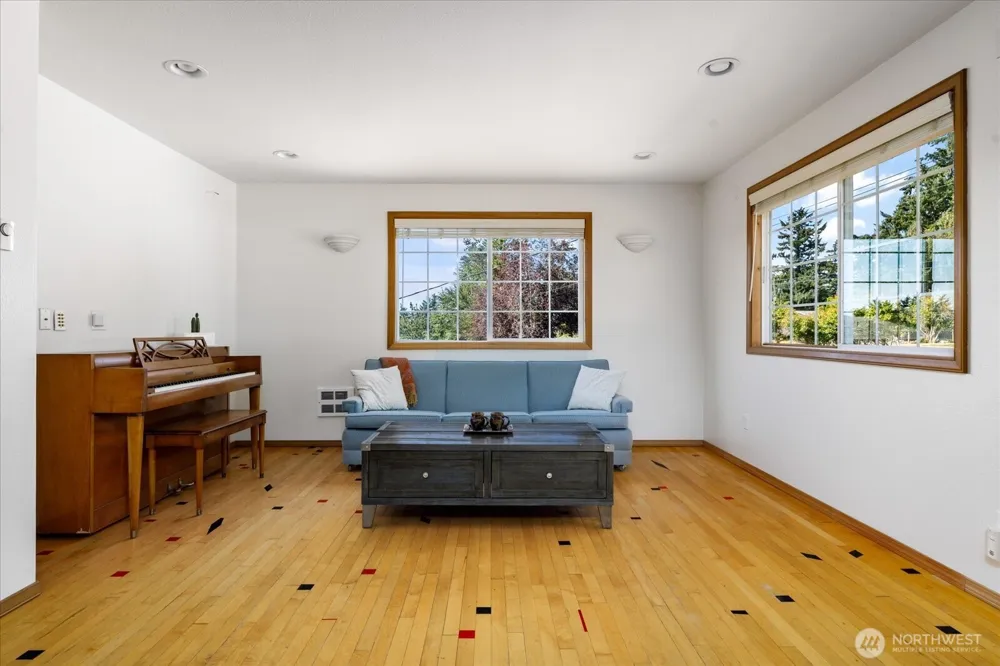 1002 Carl Avenue Oak Harbor, WA 98277