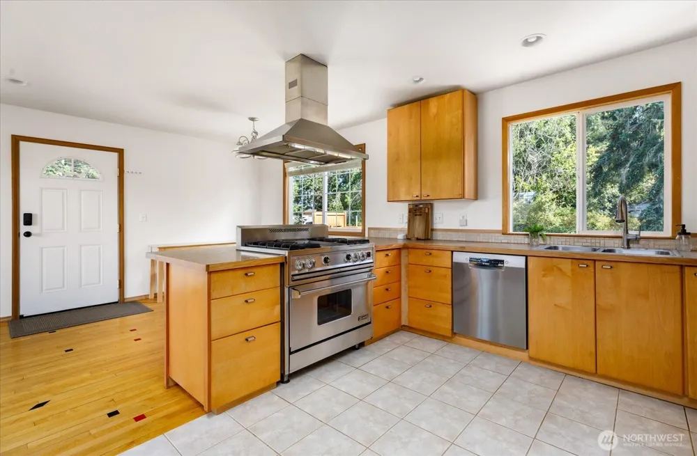 1002 Carl Avenue Oak Harbor, WA 98277