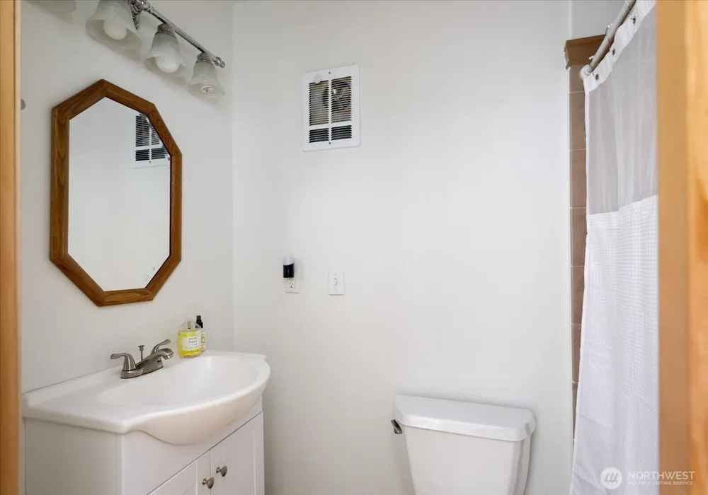 1002 Carl Avenue Oak Harbor, WA 98277