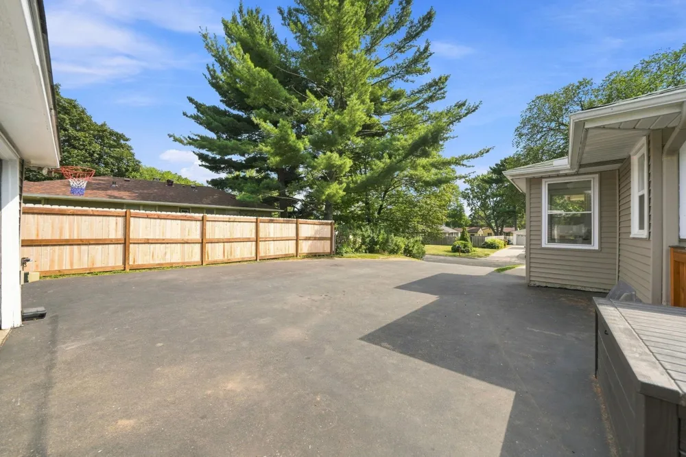 1587 Sextant Avenue E Maplewood, MN 55109