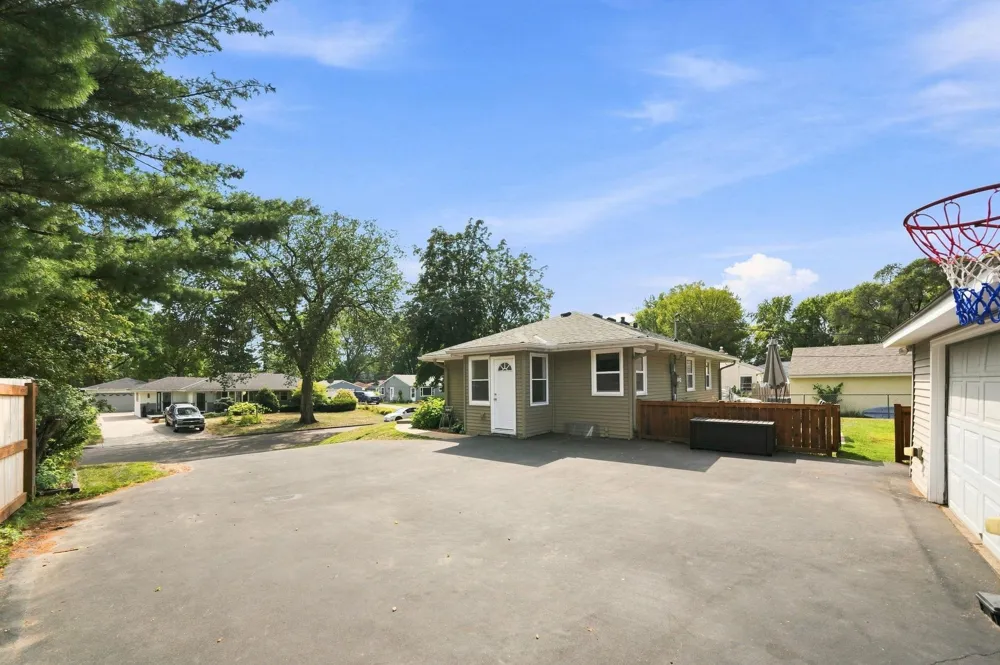 1587 Sextant Avenue E Maplewood, MN 55109