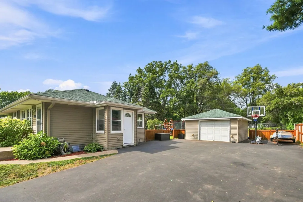 1587 Sextant Avenue E Maplewood, MN 55109