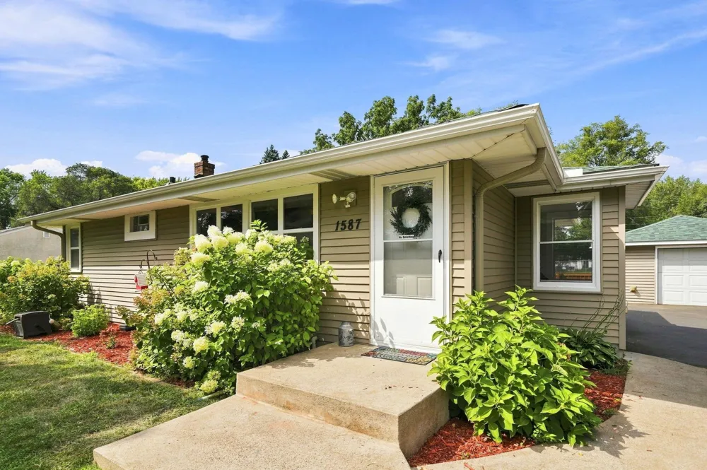 1587 Sextant Avenue E Maplewood, MN 55109