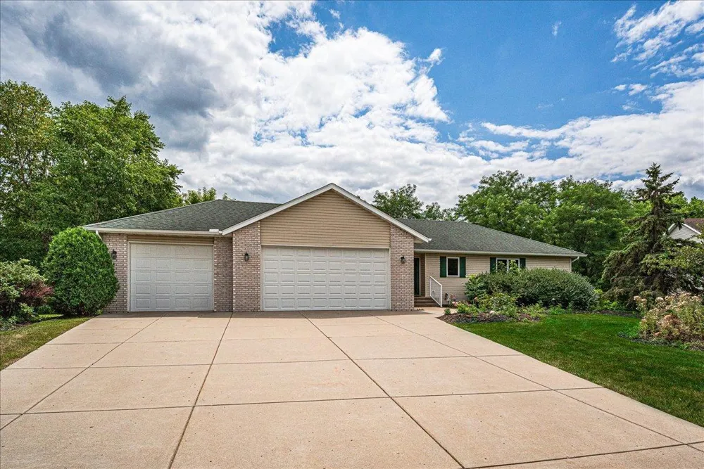 1060 Dennis Street S Maplewood, MN 55119