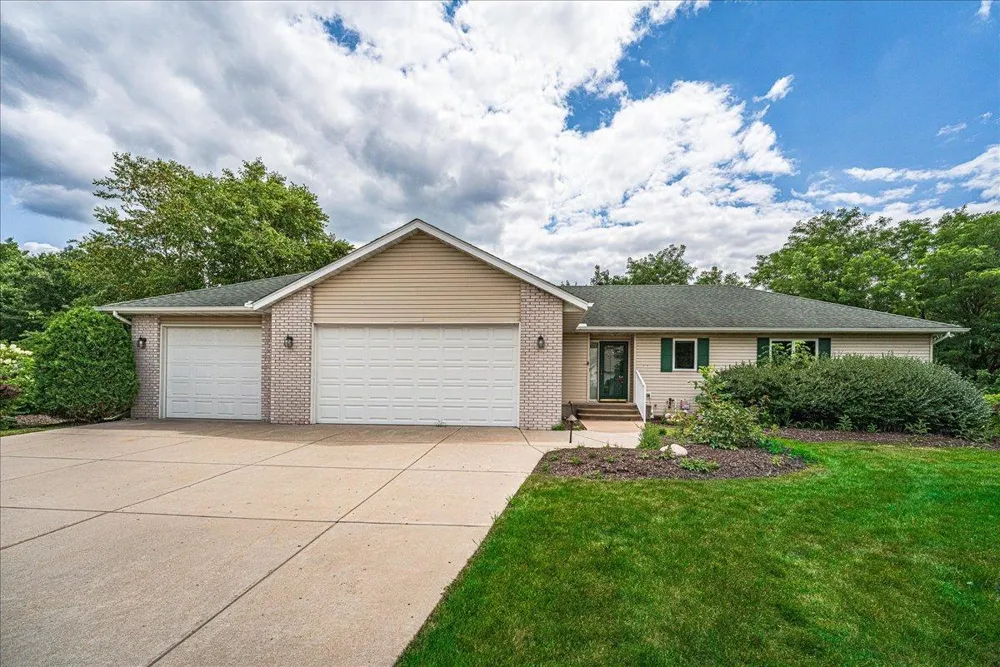 1060 Dennis Street S Maplewood, MN 55119
