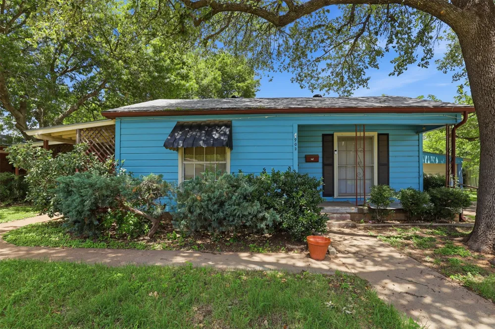 902 W Bridge Street Granbury, TX 76048