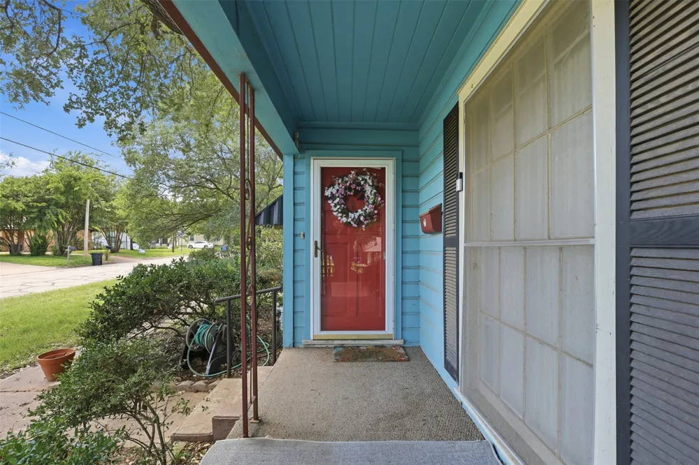 902 W Bridge Street Granbury, TX 76048