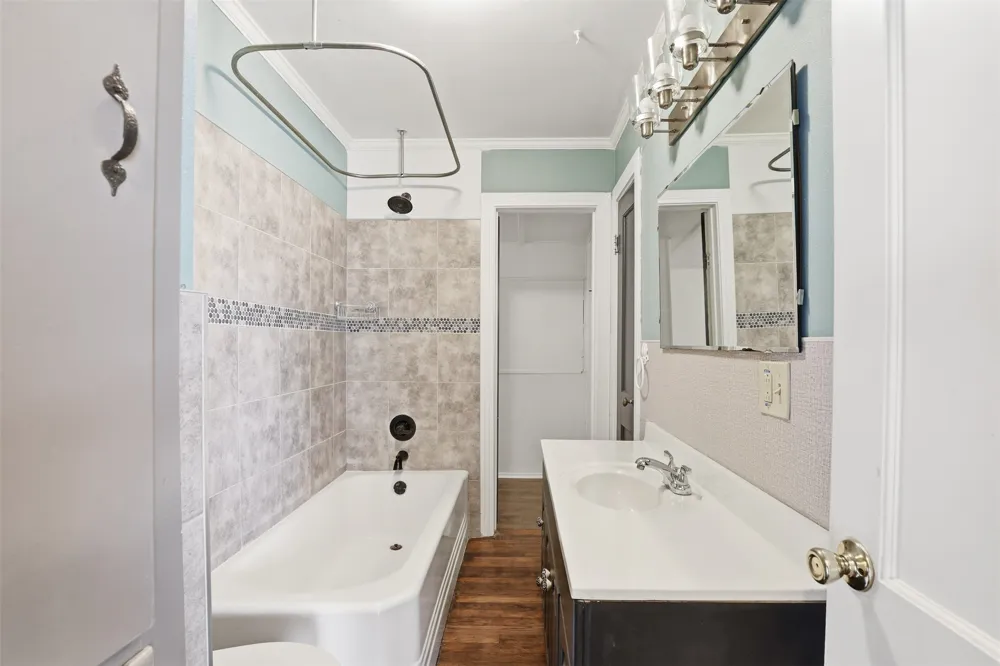 902 W Bridge Street Granbury, TX 76048