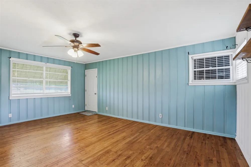 902 W Bridge Street Granbury, TX 76048