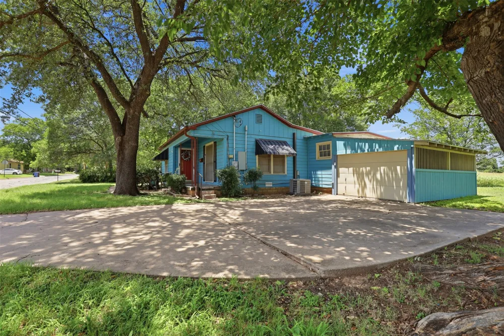 902 W Bridge Street Granbury, TX 76048