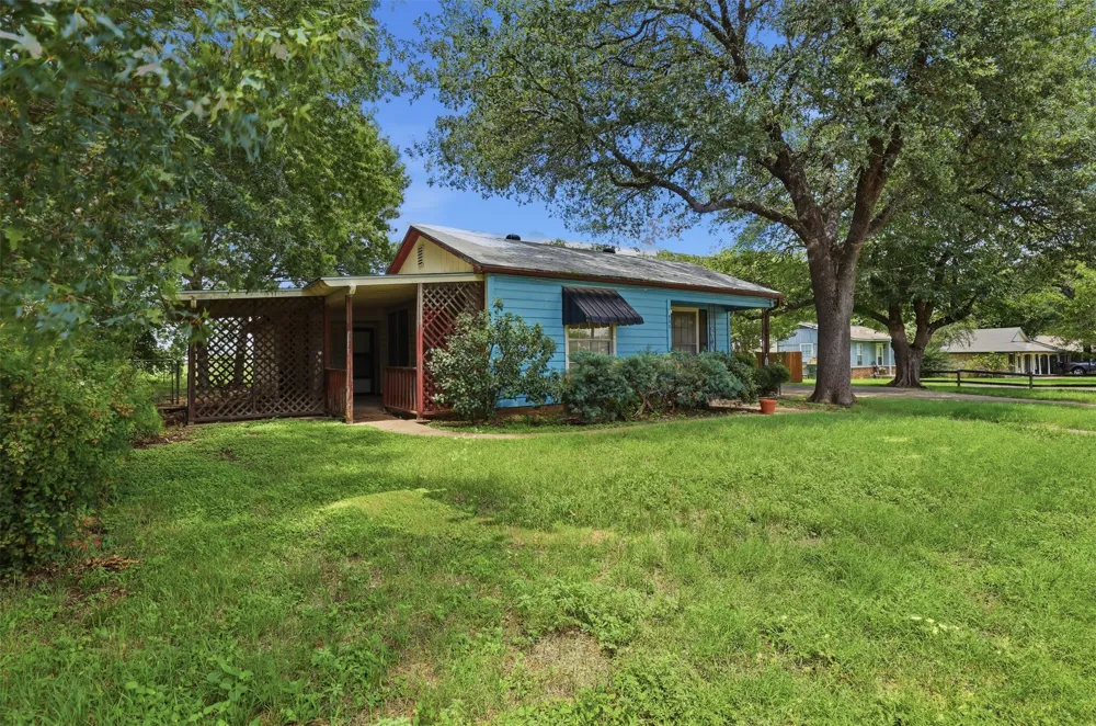 902 W Bridge Street Granbury, TX 76048