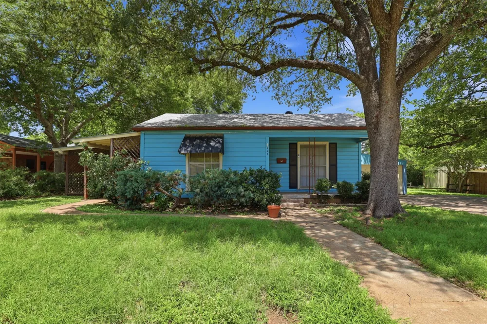 902 W Bridge Street Granbury, TX 76048