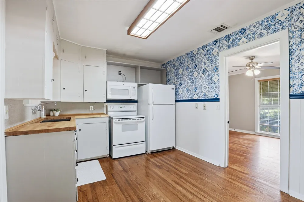 902 W Bridge Street Granbury, TX 76048