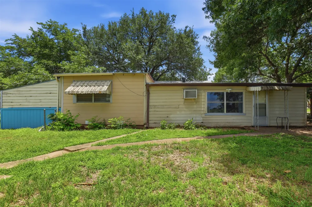 902 W Bridge Street Granbury, TX 76048