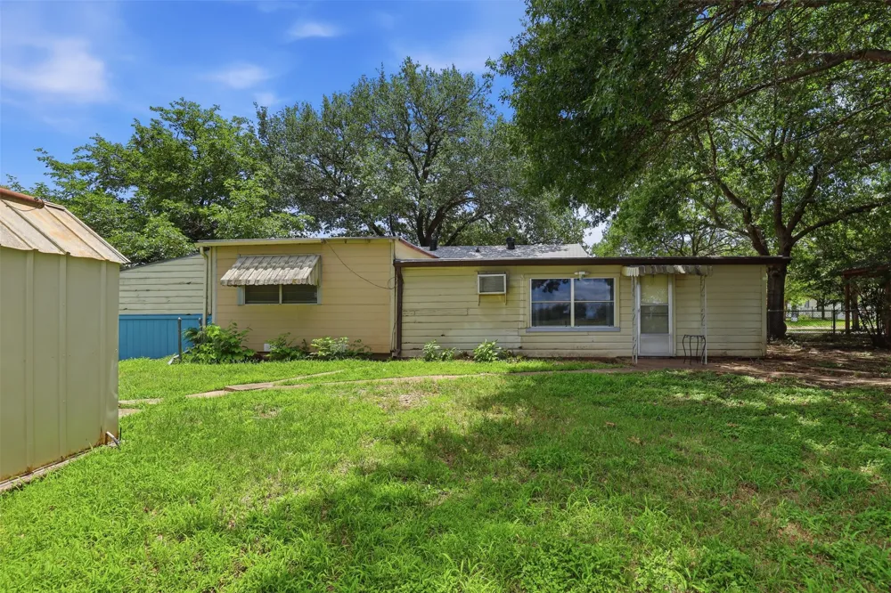 902 W Bridge Street Granbury, TX 76048