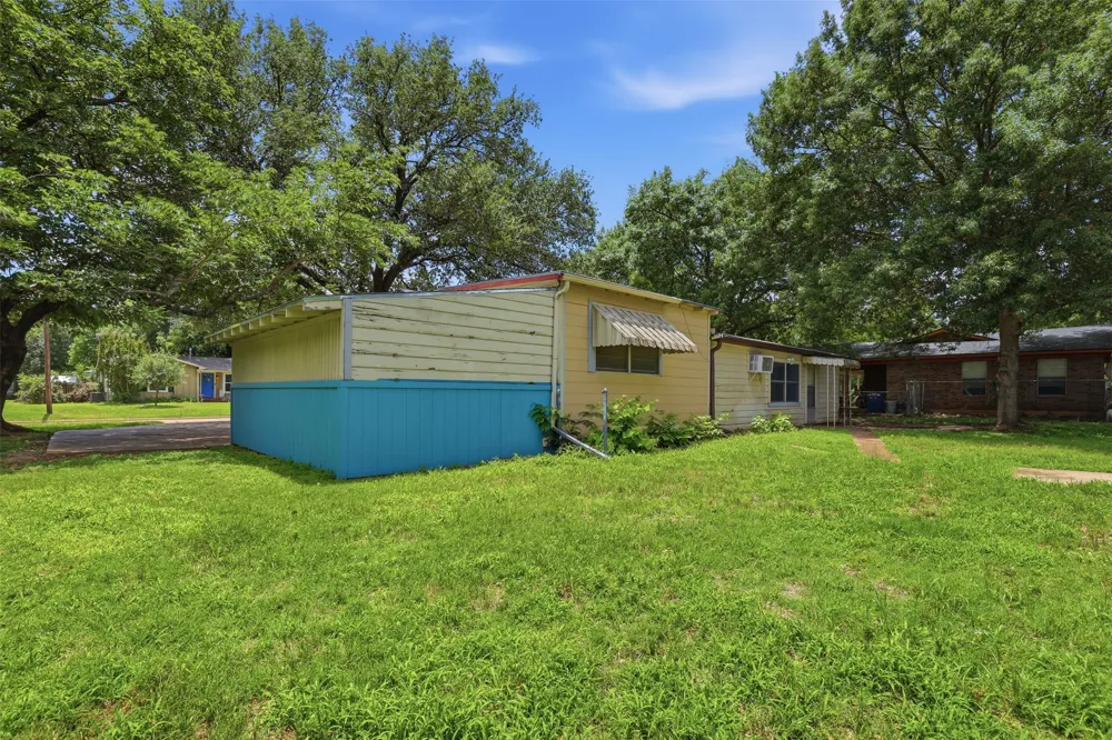 902 W Bridge Street Granbury, TX 76048