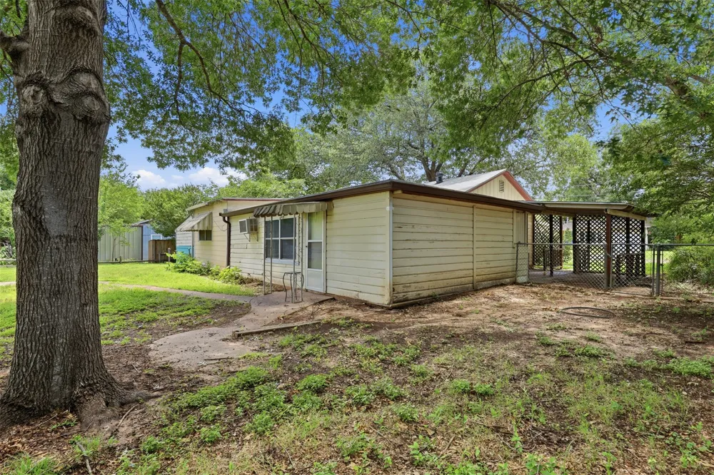 902 W Bridge Street Granbury, TX 76048