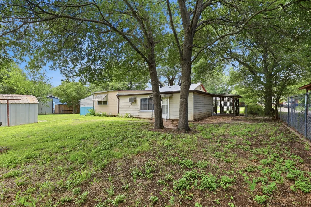 902 W Bridge Street Granbury, TX 76048