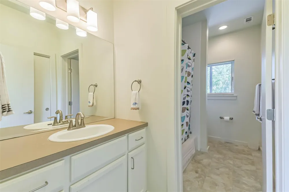88 Raccoon Ramble Cleveland, TX 77327