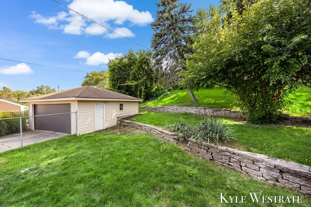 1752 Lake Michigan Drive NW Grand Rapids, MI 49504