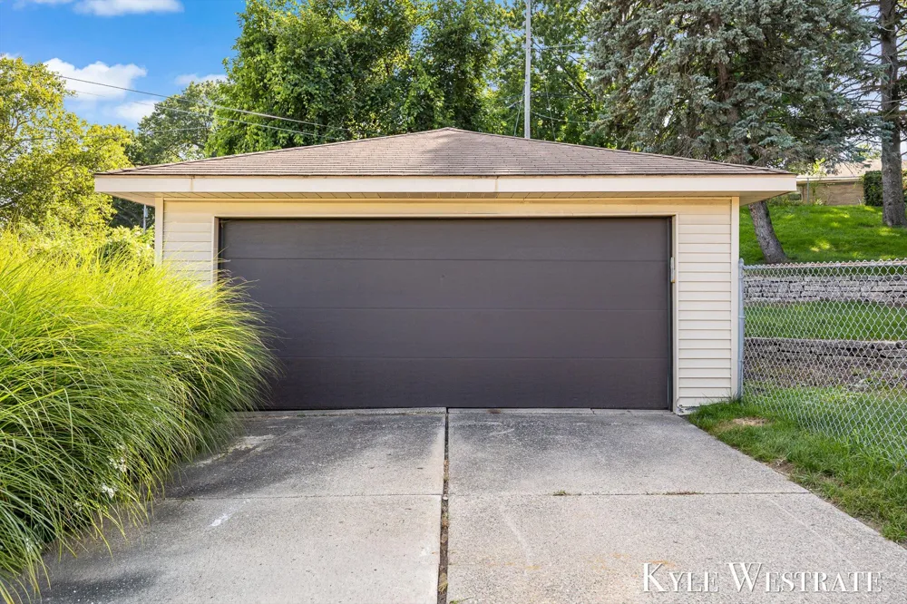 1752 Lake Michigan Drive NW Grand Rapids, MI 49504