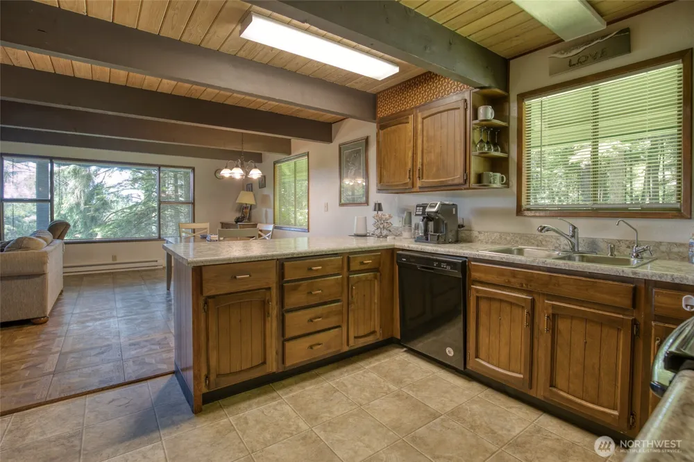 2782 State Rt 109 Ocean Shores, WA 98569