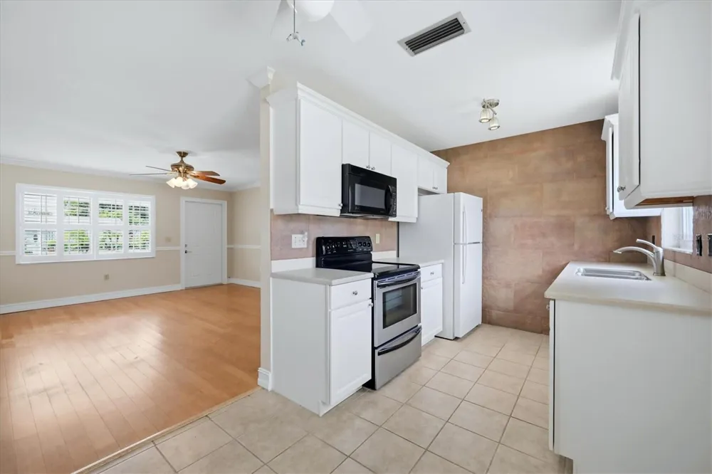 519 65TH AVENUE W Bradenton, FL 34207