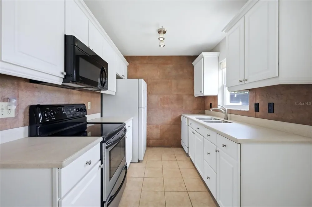 519 65TH AVENUE W Bradenton, FL 34207