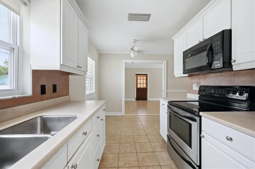 519 65TH AVENUE W Bradenton, FL 34207