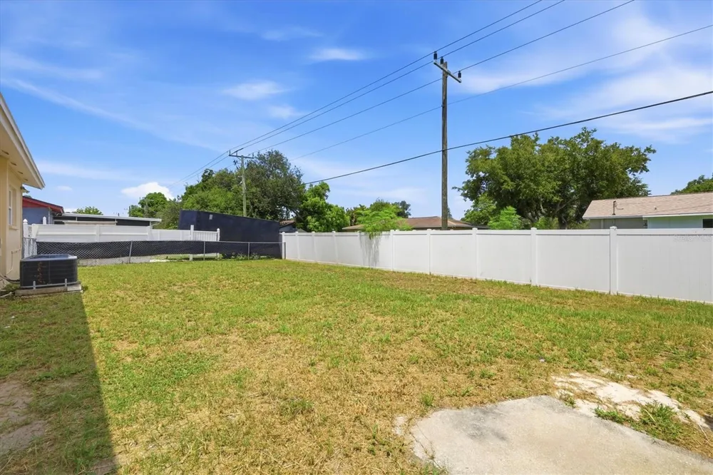 519 65TH AVENUE W Bradenton, FL 34207