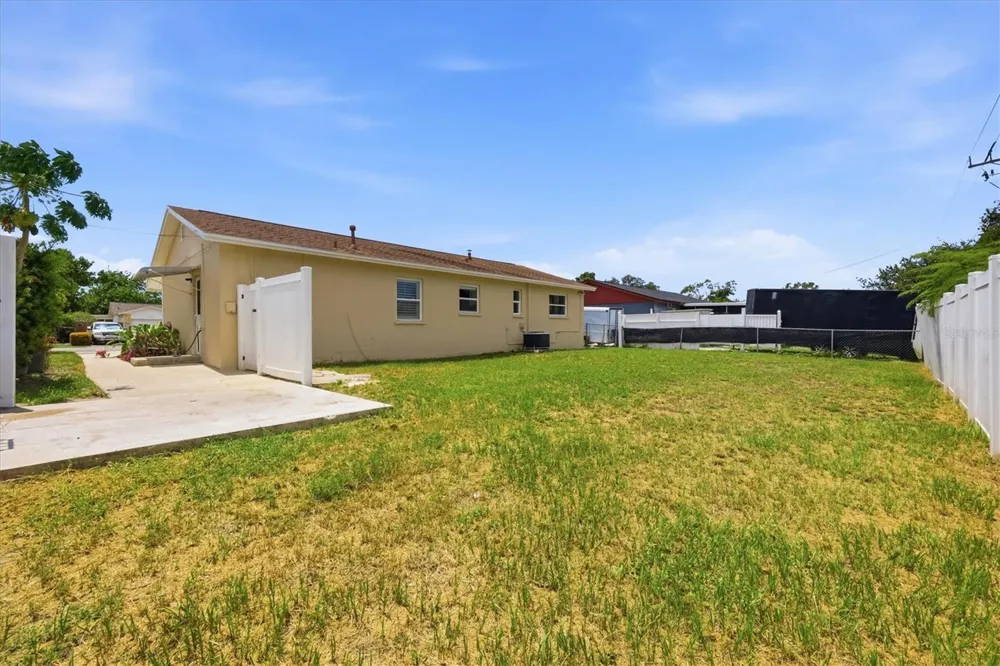 519 65TH AVENUE W Bradenton, FL 34207