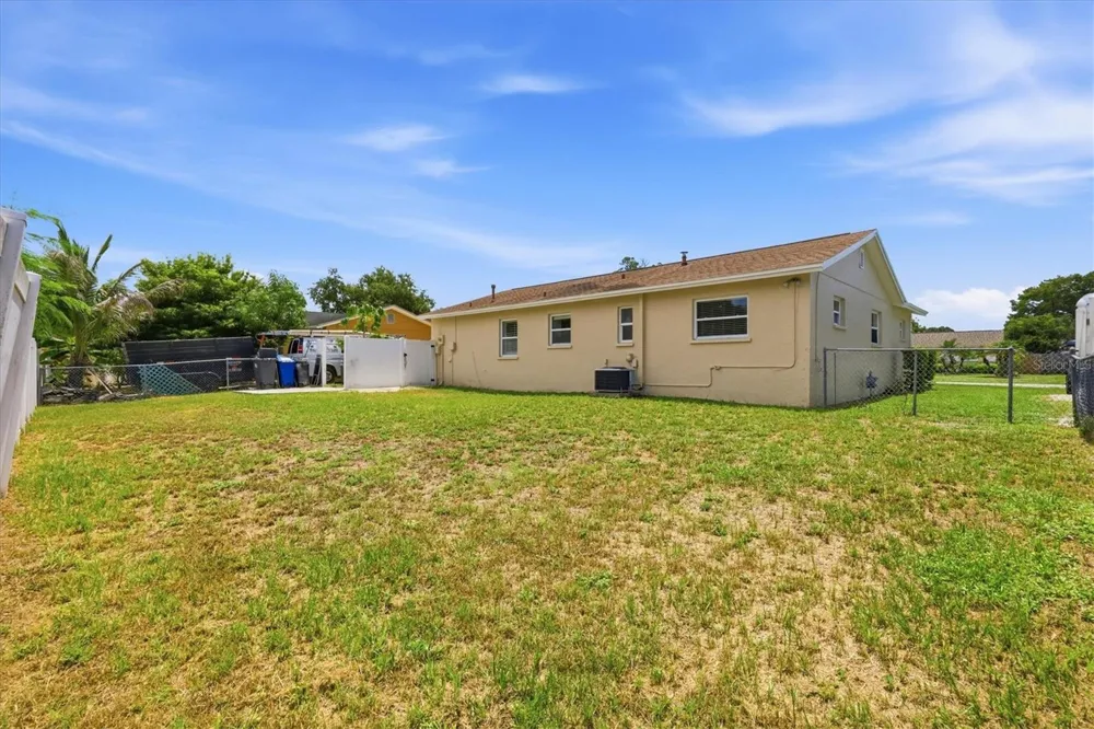 519 65TH AVENUE W Bradenton, FL 34207