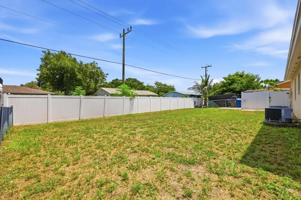 519 65TH AVENUE W Bradenton, FL 34207