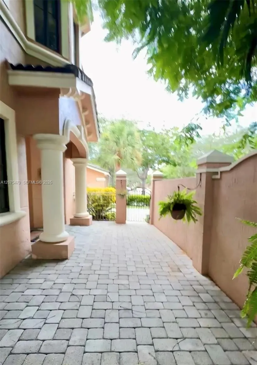 2787 Center Ct Dr #1-23 Weston, FL 33332