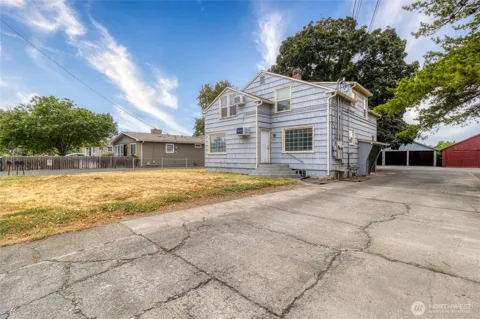 904 SE Birch Avenue
