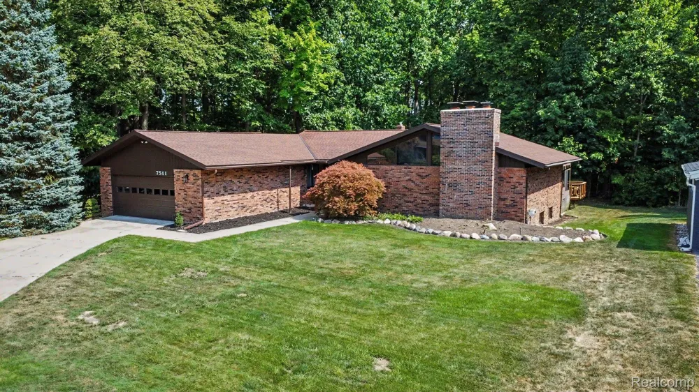 7511 Tiverton Court West Bloomfield Charter Township, MI 48322