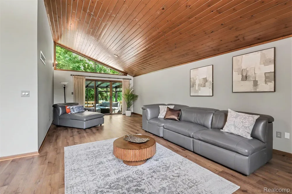 7511 Tiverton Court West Bloomfield Charter Township, MI 48322