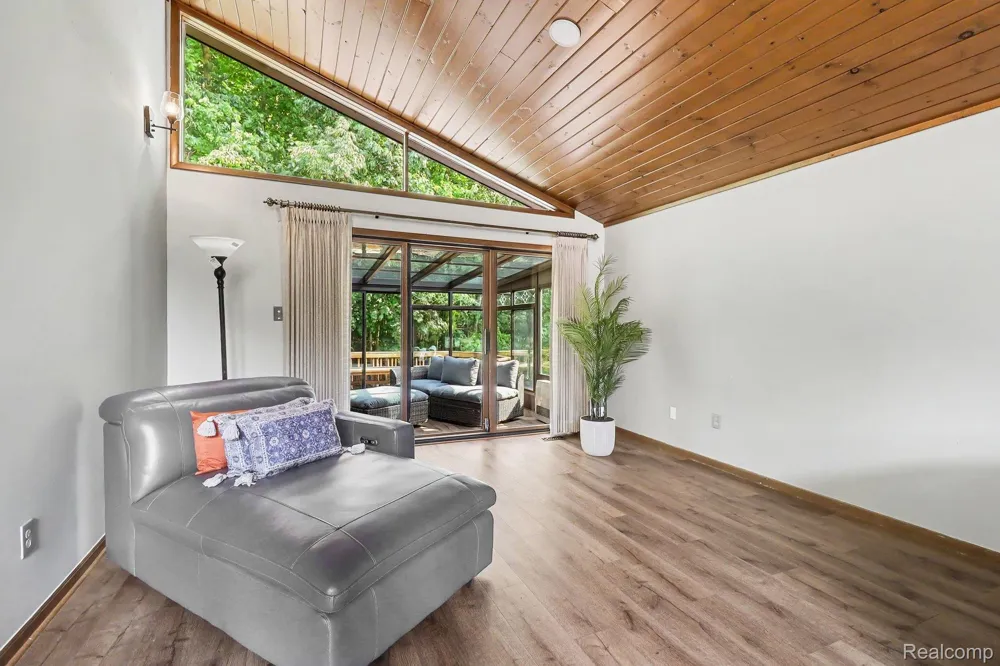7511 Tiverton Court West Bloomfield Charter Township, MI 48322
