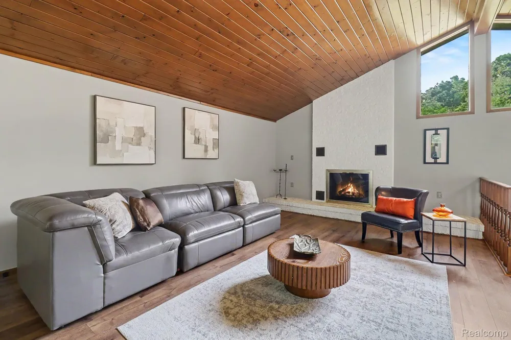 7511 Tiverton Court West Bloomfield Charter Township, MI 48322