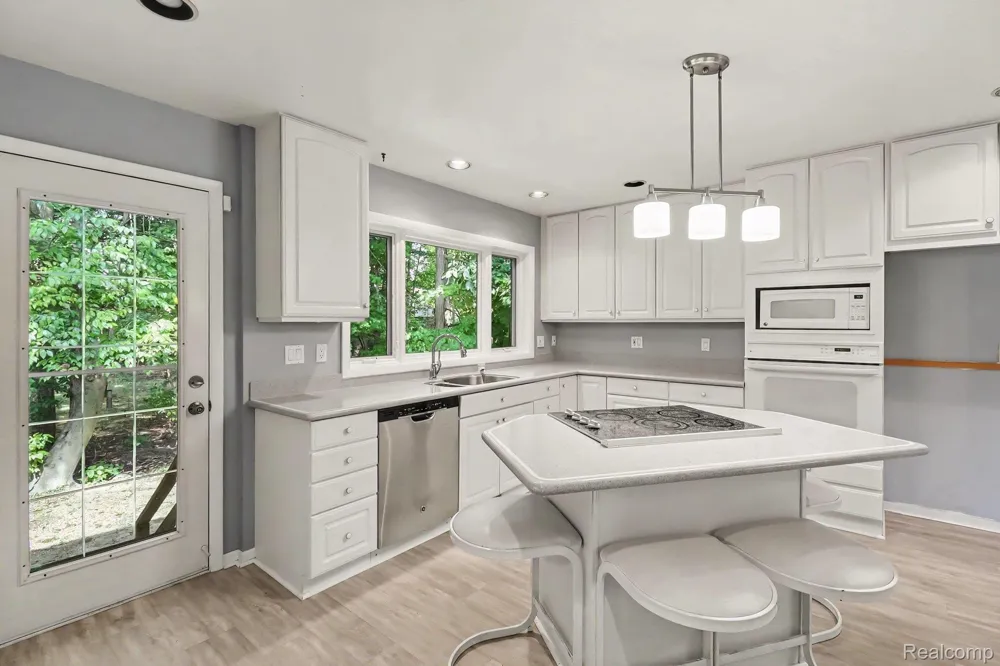 7511 Tiverton Court West Bloomfield Charter Township, MI 48322