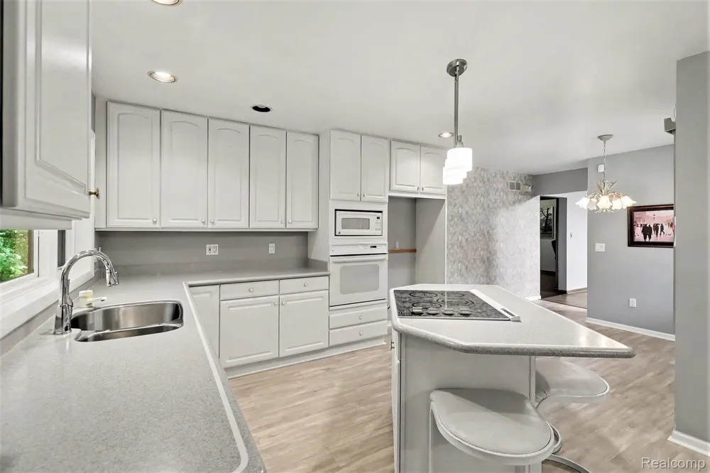7511 Tiverton Court West Bloomfield Charter Township, MI 48322