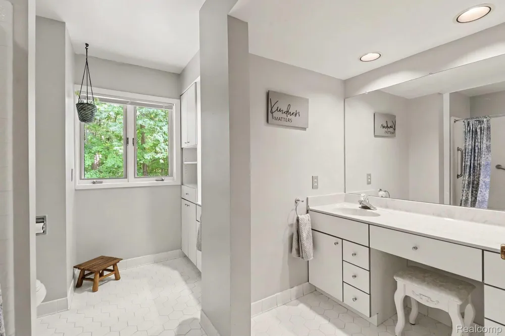 7511 Tiverton Court West Bloomfield Charter Township, MI 48322