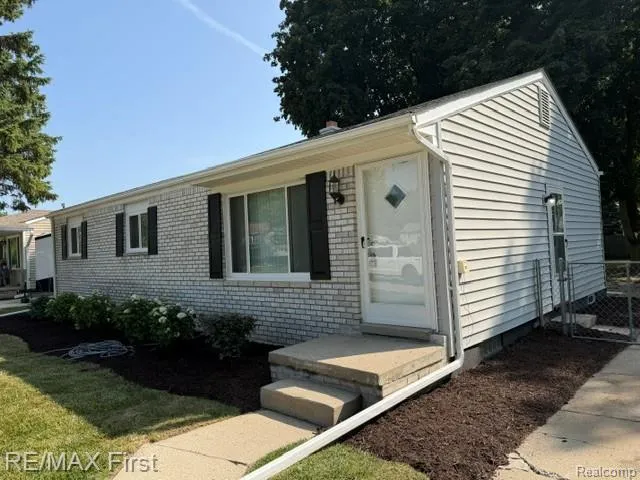 4225 Grace Avenue Wayne City, MI 48184