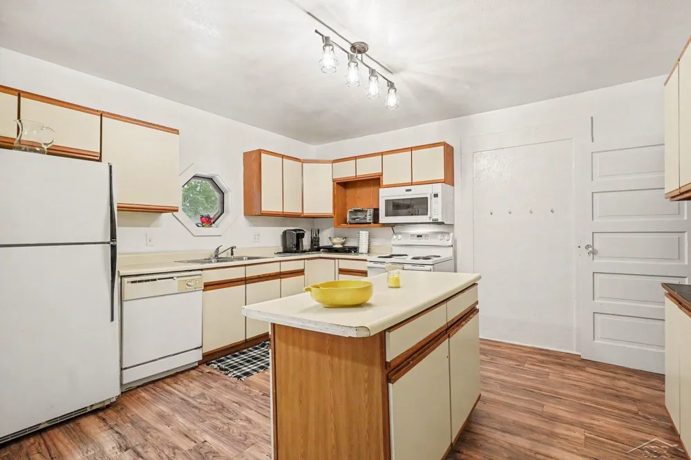 800 S Center Road Saginaw Charter Township, MI 48638