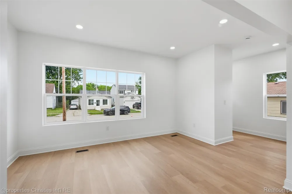 27828 Groveland Street Madison Heights City, MI 48071