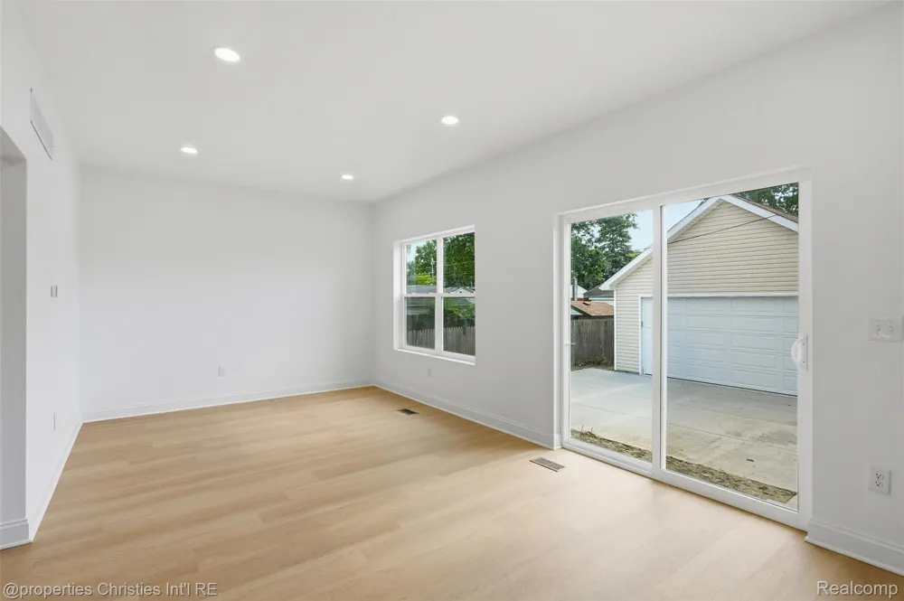 27828 Groveland Street Madison Heights City, MI 48071