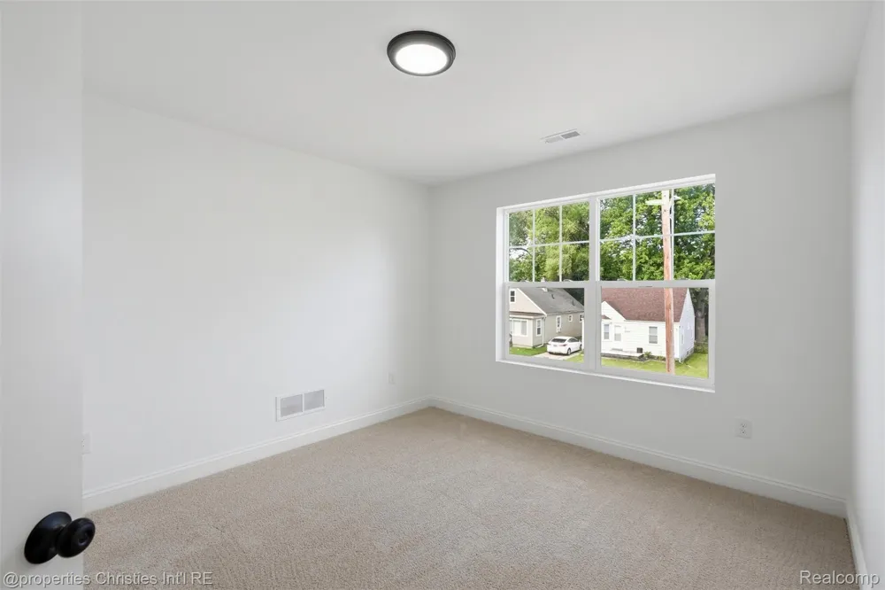 27828 Groveland Street Madison Heights City, MI 48071