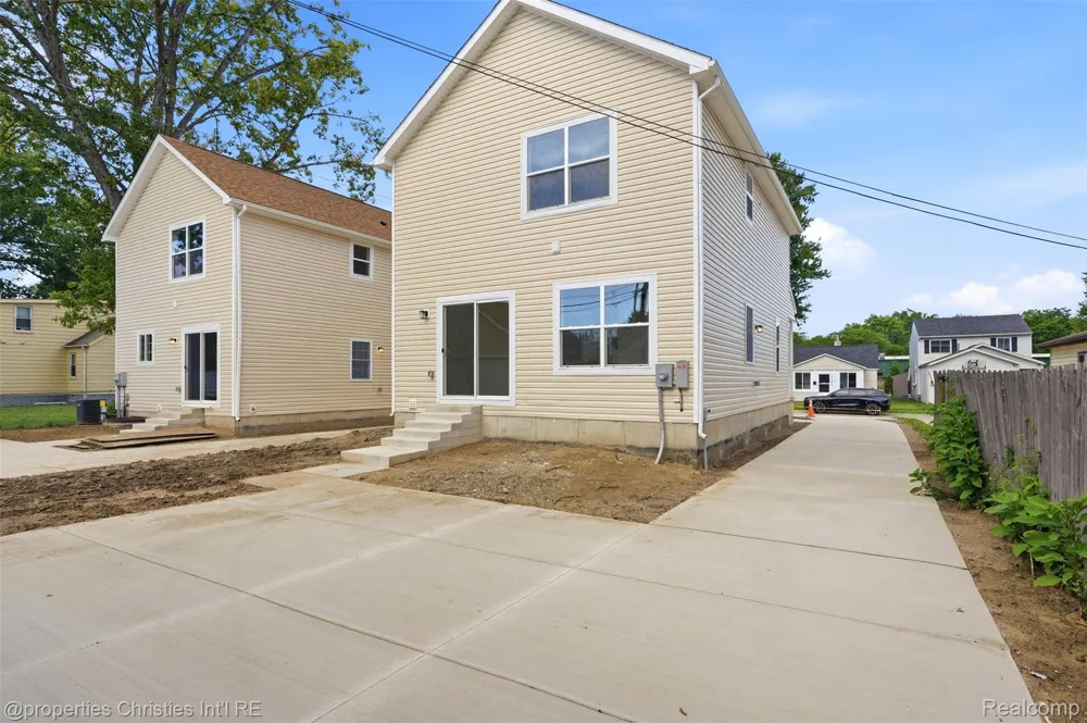 27828 Groveland Street Madison Heights City, MI 48071