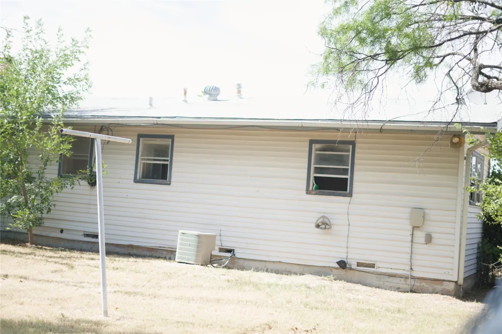 2007 W Commerce Street San Saba, TX 76877
